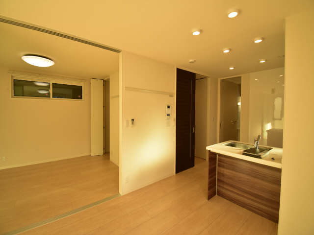 居室・リビング　ダウンライトも付いたお洒落な雰囲気のリビングですね