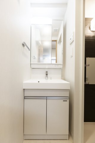 洗面設備　ゆったりとスペースのある洗面所