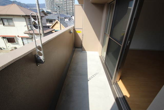 バルコニー　同物件別号室の写真です。