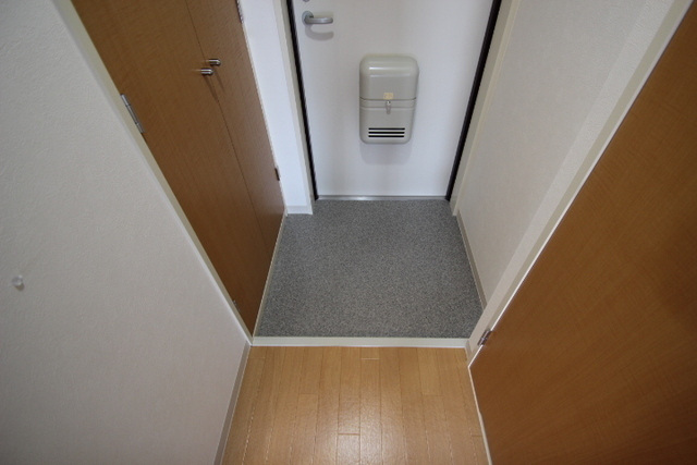 玄関　同物件別号室の写真です。