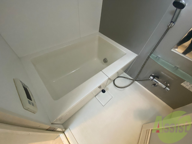 バス・シャワールーム　追い焚き機能が付いたお風呂です。洗い場も十分なスペース。