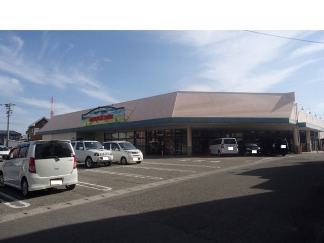 スーパー　マルヨシセンター八万店さん（スーパー）まで400m