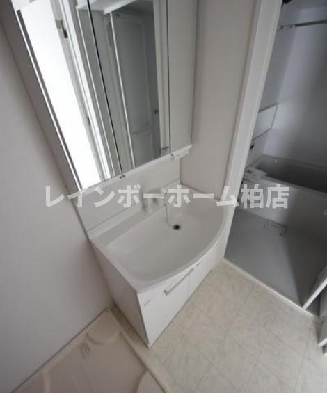 洗面設備　ゆったりとスペースのある洗面所