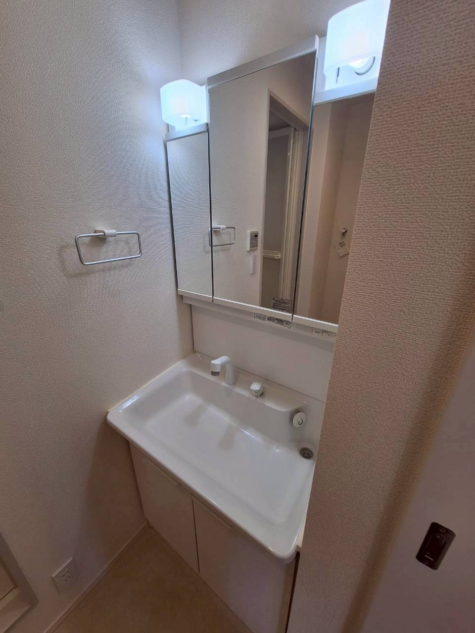 洗面設備　★三面鏡裏が収納になっているシャンプードレッサー★