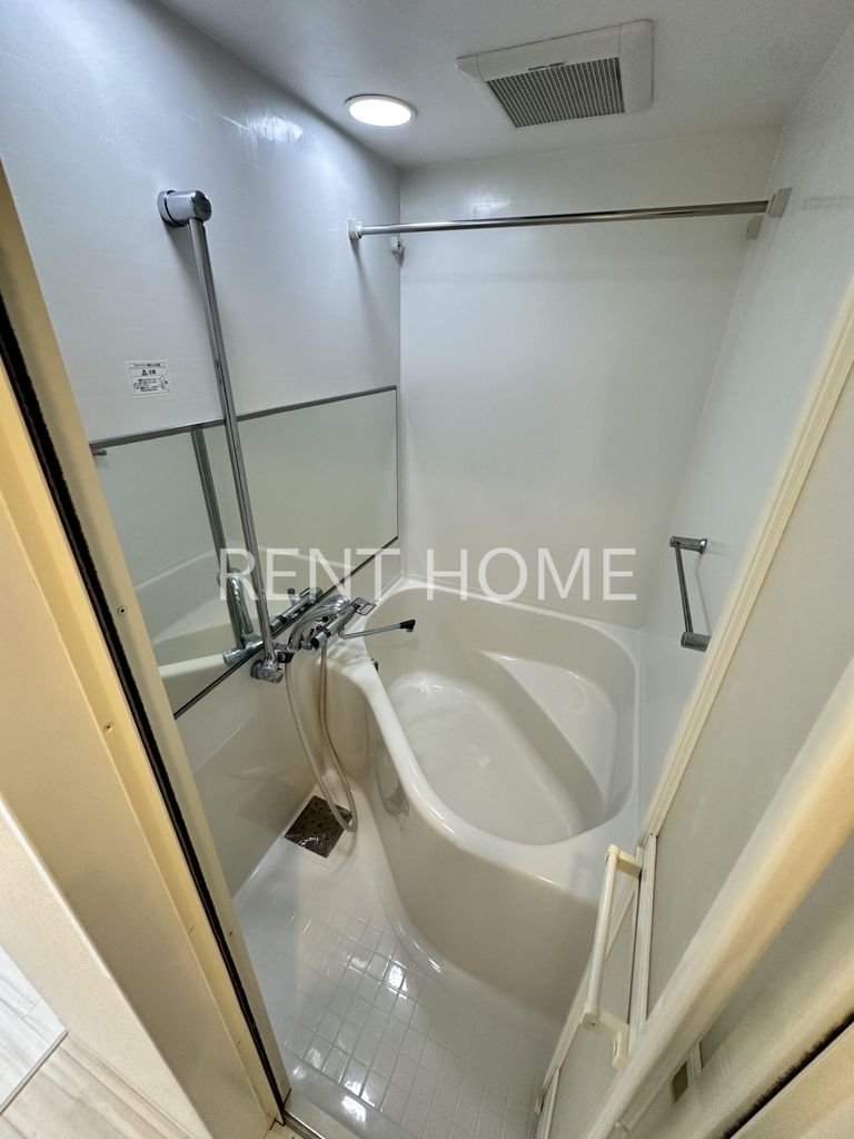 バス・シャワールーム　広く使えるお風呂です。