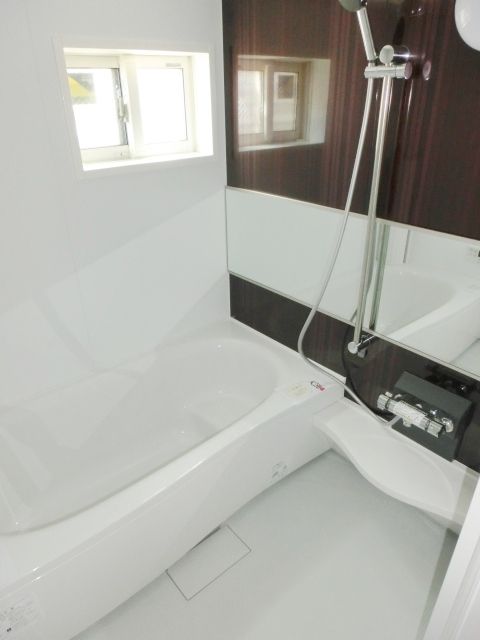 バス・シャワールーム　１坪タイプで追焚付きのバス。