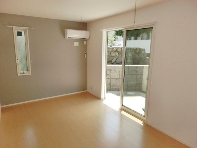 居室・リビング　フローリング張りでカウンターキッチンのＬＤＫ。