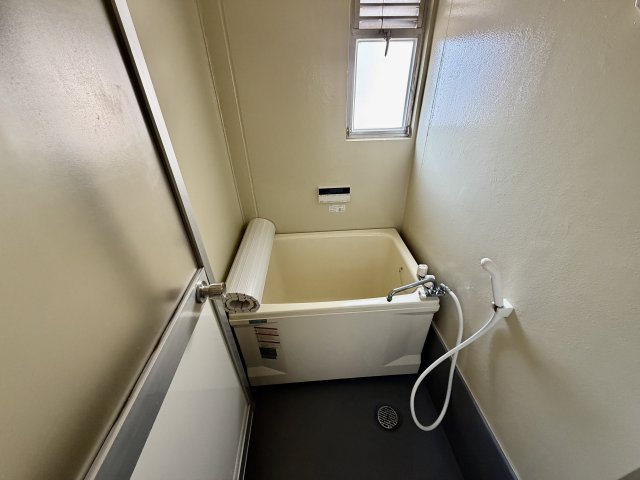 バス・シャワールーム　採光あり換気も楽にできます♪