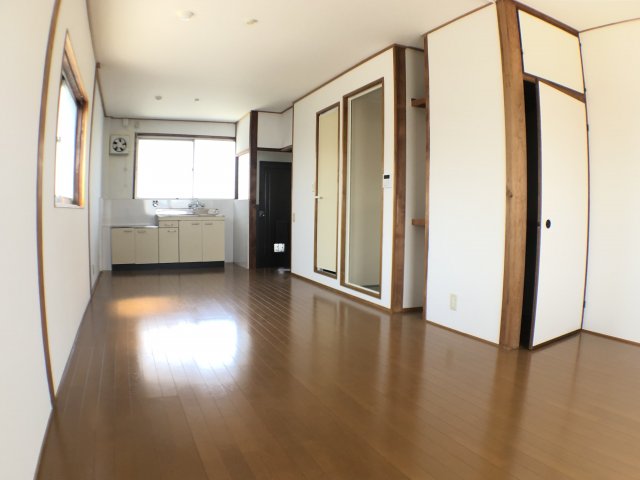 居室・リビング　3面採光ありの洋室です♪