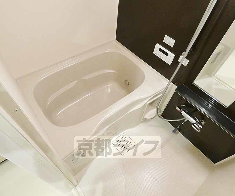 バス・シャワールーム　鏡の付いた便利なお風呂