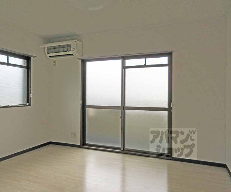 居室・リビング　エアコンの付いた洋室です