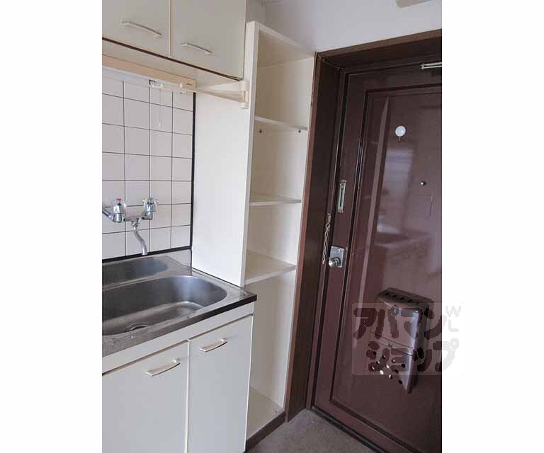 玄関　おおきな下駄箱で靴が多い方も安心