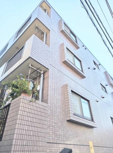 建物外観　駅チカ・京急東門前駅まで徒歩1分☆鉄筋コンクリート造☆