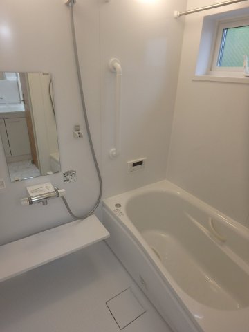 バス・シャワールーム　ゆったりとしたサイズのバスルームです。