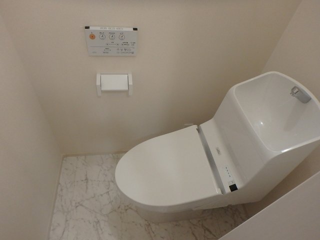 トイレ　温水洗浄便座です。