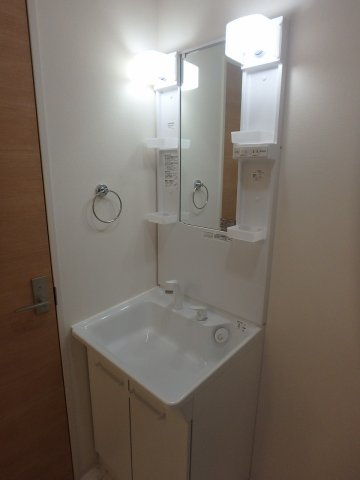 洗面設備　ゆったりとスペースのある洗面所