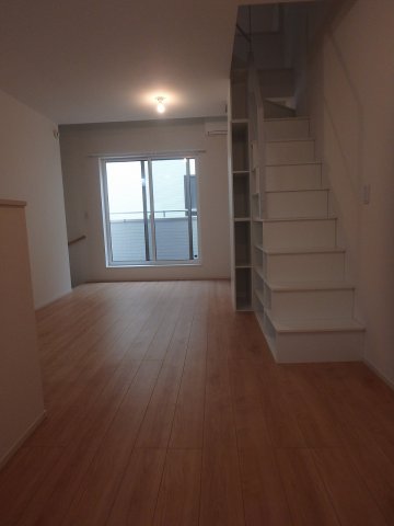 居室・リビング　落ち着いた色合いの床材を使用した居住空間です。