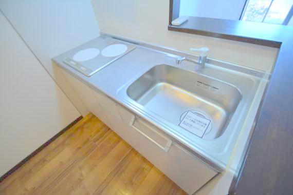 キッチン　お掃除しやすいＩＨクッキングヒーターです。