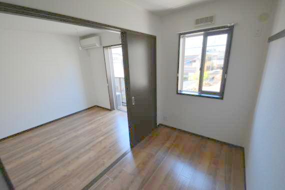 居室・リビング　朝には心地よい光が差し込む、このお部屋でお休みください。