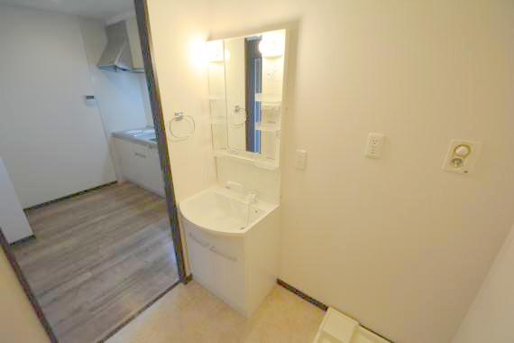 洗面設備　身支度が出来る独立洗面台です。