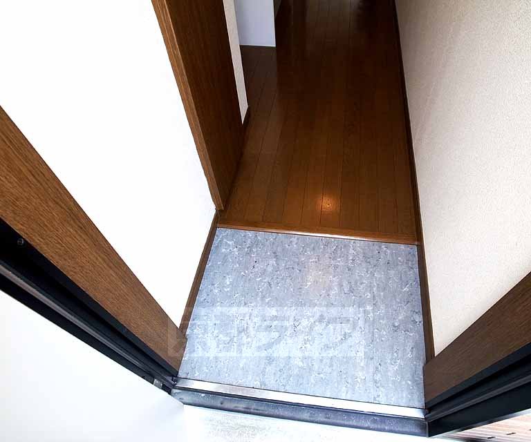 玄関　きれいなフローリングの廊下につながる玄関です・