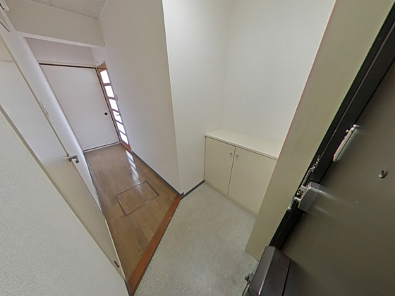 玄関　※別部屋のお写真でございます。