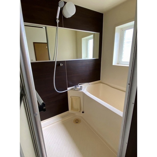 バス・シャワールーム　換気しやすい窓付き浴室