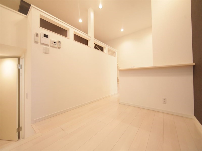 居室・リビング　洋室7.6帖　ロフト5.3帖（収納にも寝室にも使用できます）