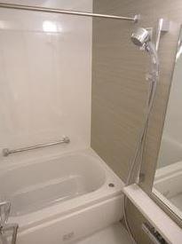 バス・シャワールーム　清潔感のあるバスルーム