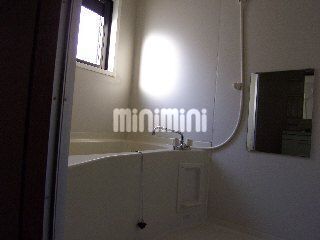 バス・シャワールーム　お風呂に窓がついてます