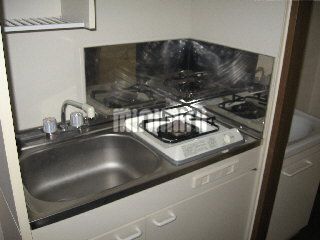 キッチン　収納スペースのある１口ガスコンロのキッチン