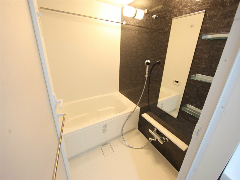 バス・シャワールーム　浴室暖房乾燥機付　追い焚き付お風呂