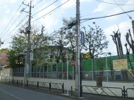 小学校　調布市立滝坂小学校（小学校）まで554m