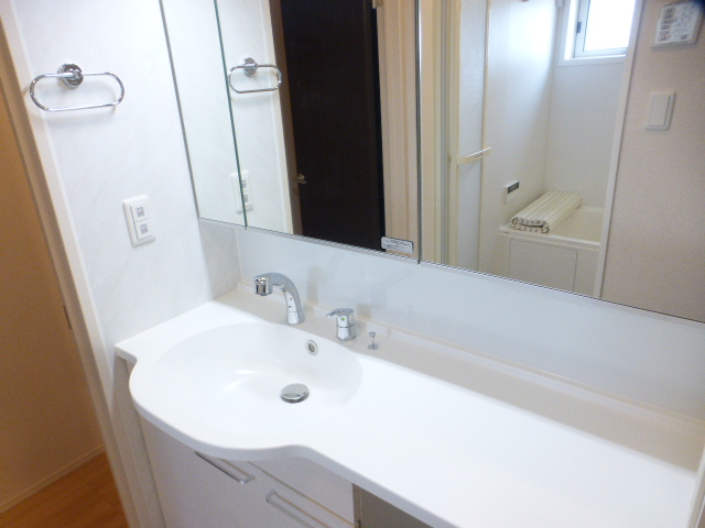 洗面設備　広く使い易い　独立洗面台