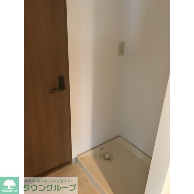 その他部屋・スペース　洗濯機置場、左　トイレ扉