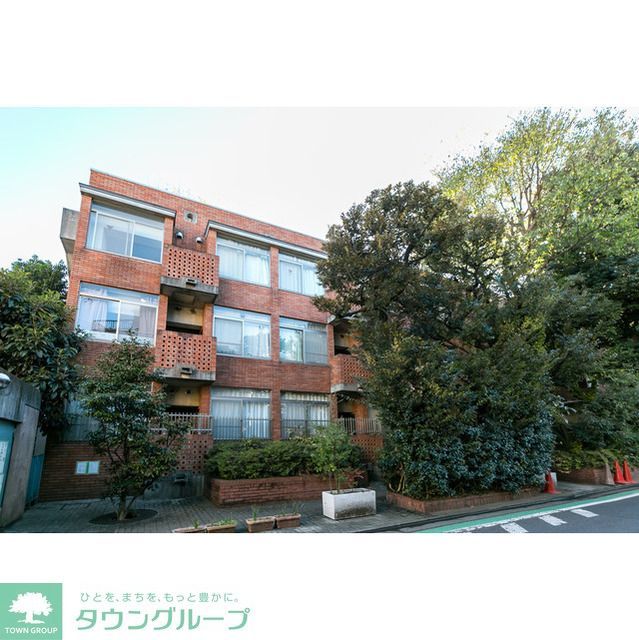 建物外観　写真左側ごみ置き場（24時間可）