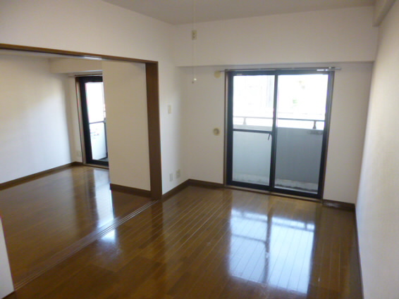 居室・リビング　別号室の参考写真となります。