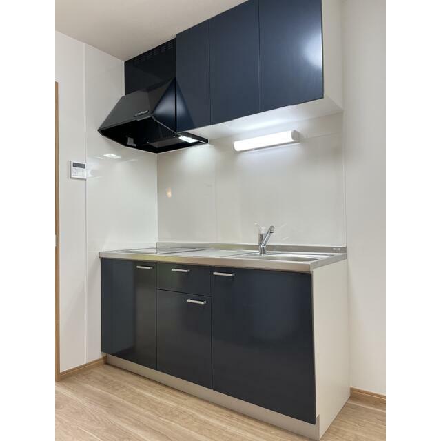 キッチン　扉の色はディープブルーになります。