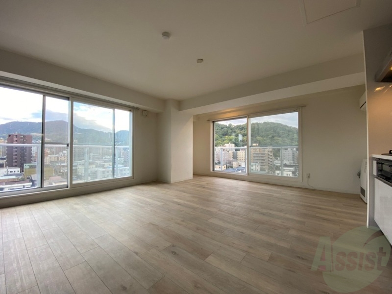 居室・リビング　リビングです。白を基調としていてお部屋全体が明るいですね！