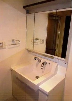 洗面設備　明るい洗面所です