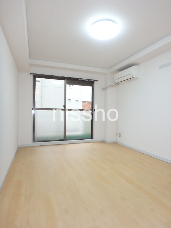 居室・リビング　白壁の居室！