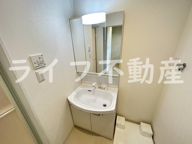 洗面設備　独立洗面化粧台が付いています