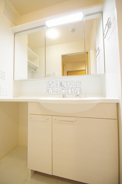 洗面設備　広々とした独立洗面化粧台