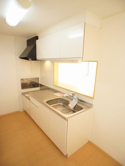 キッチン　便利な吊戸棚が付いています♪