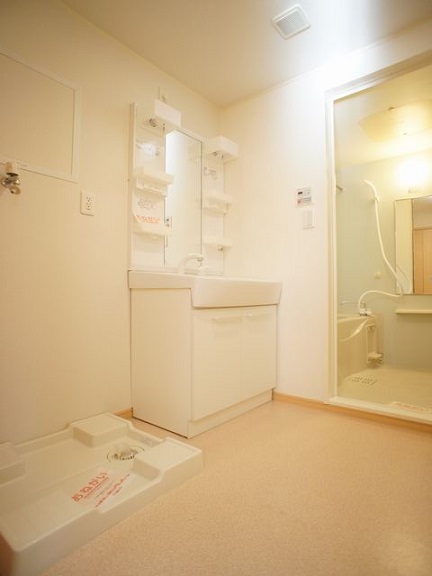 洗面設備　洗髪洗面化粧台と洗濯機置き場があります♪