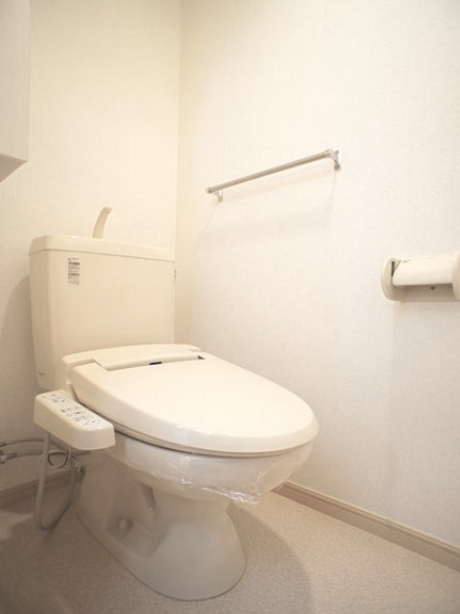トイレ　温水洗浄暖房便座機能付きです♪