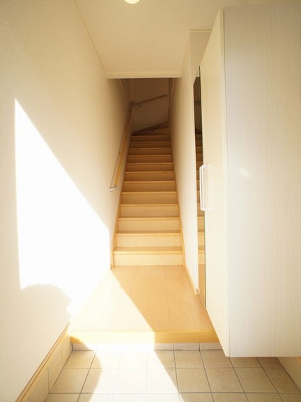 玄関　1階玄関！たくさん収納できるシューズボックスが付いています♪