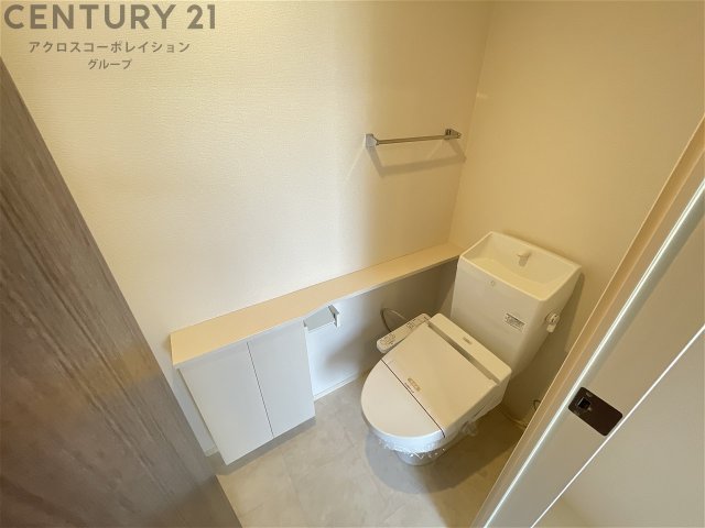 トイレ　温水洗浄便座付きで便利です！