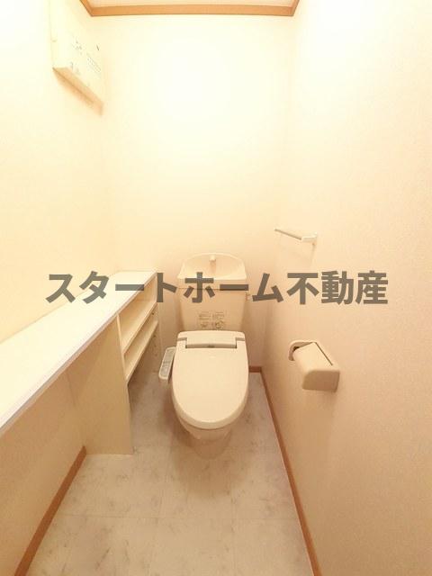 トイレ　落ち着いた色調のトイレです