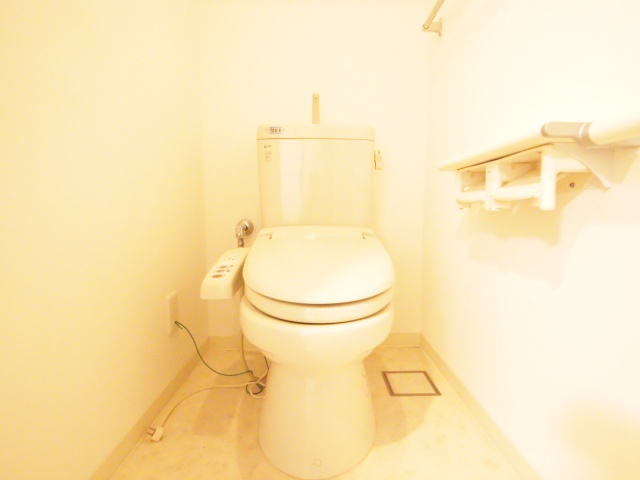 トイレ　※別室の参考写真の為、現況優先です。